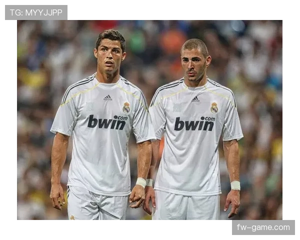 本泽马与C罗:终结方式与战术角色的结构差异分析 本泽马与C罗:终结方式与战术角色的结构差异分析